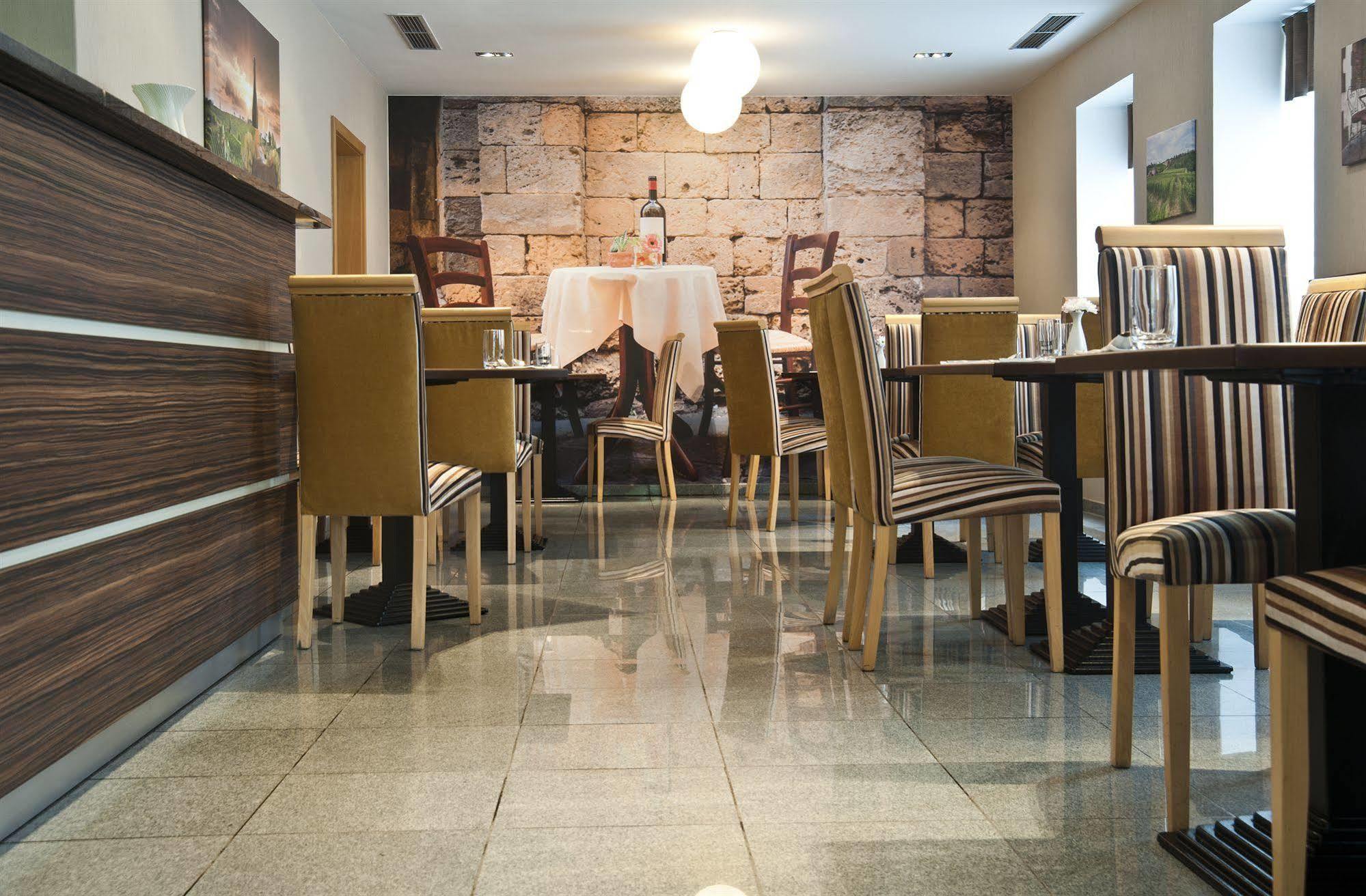 Hotel Blue Bratislava Luaran gambar